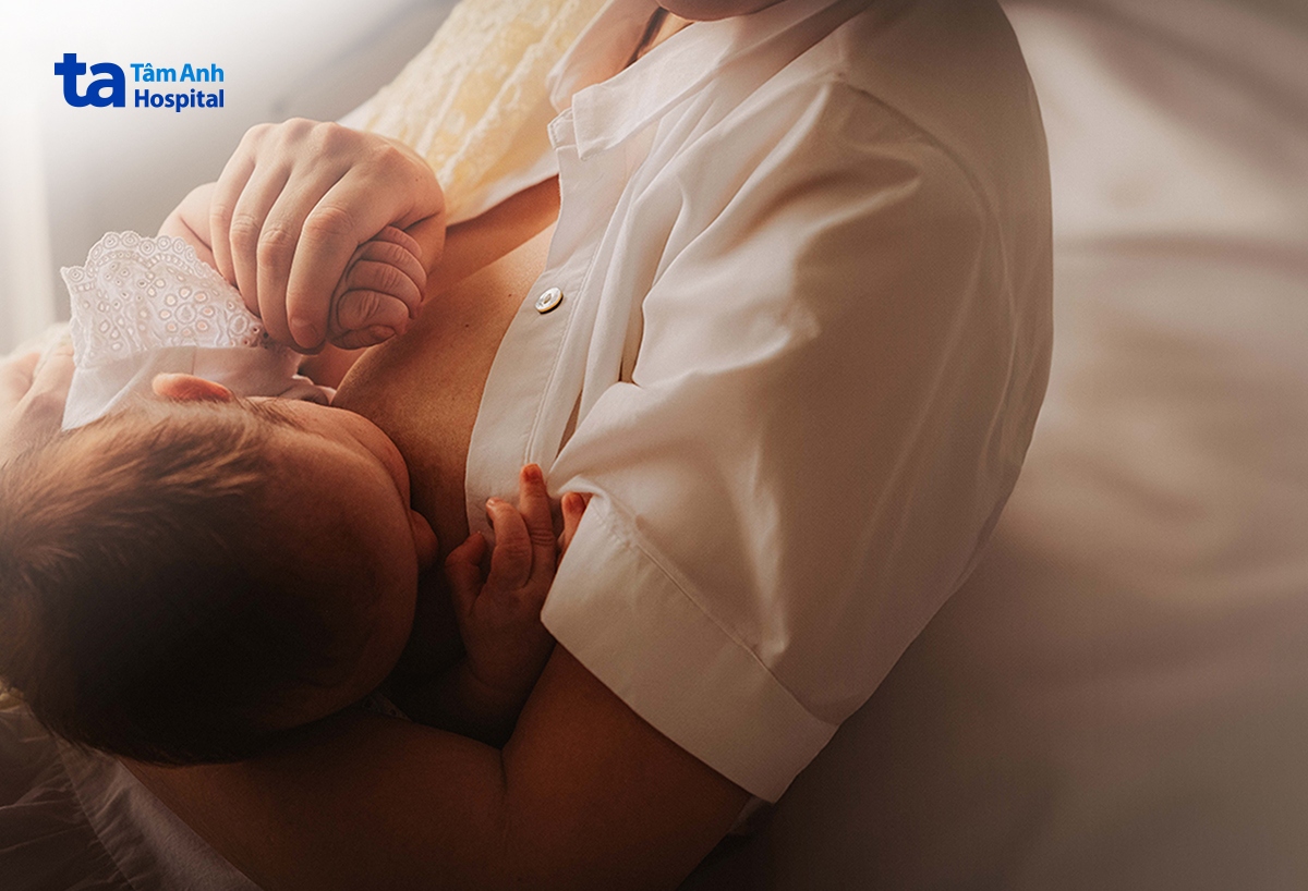 duy trì bú mẹ đầy đủ giúp trẻ hạn chế nguy cơ mất nước trong thời gian bị sốt