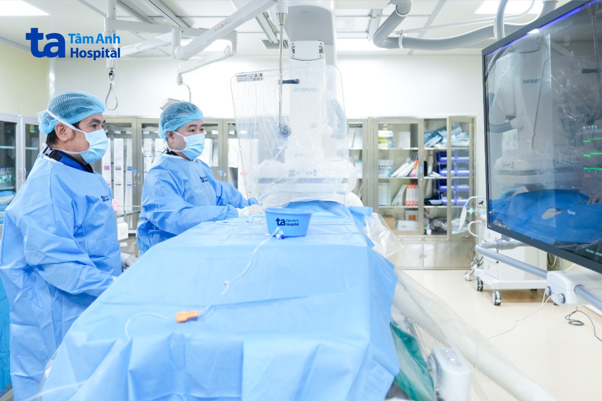 Ê kíp can thiệp nội mạch bít túi phình mạch máu não cho chị Hiệp Ê kíp can thiệp nội mạch bít túi phình mạch máu não cho chị Hiệp