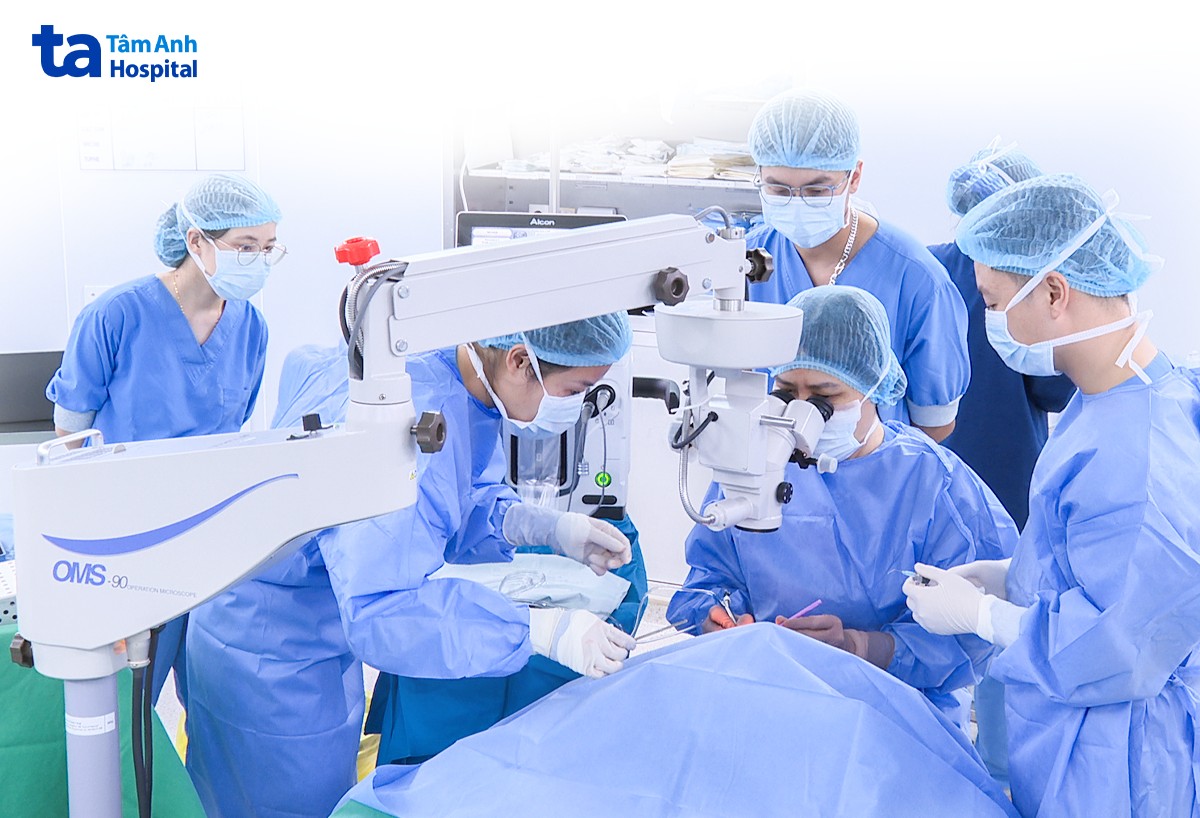 ekip bác sĩ đang phẫu thuật đục thủy tinh thể cho bệnh nhân