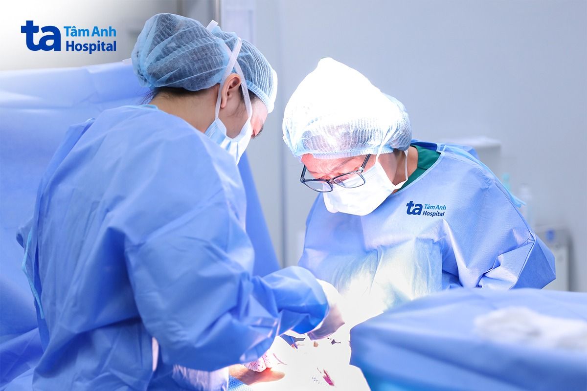 êkíp bác sĩ phẫu thuật cho bệnh nhân
