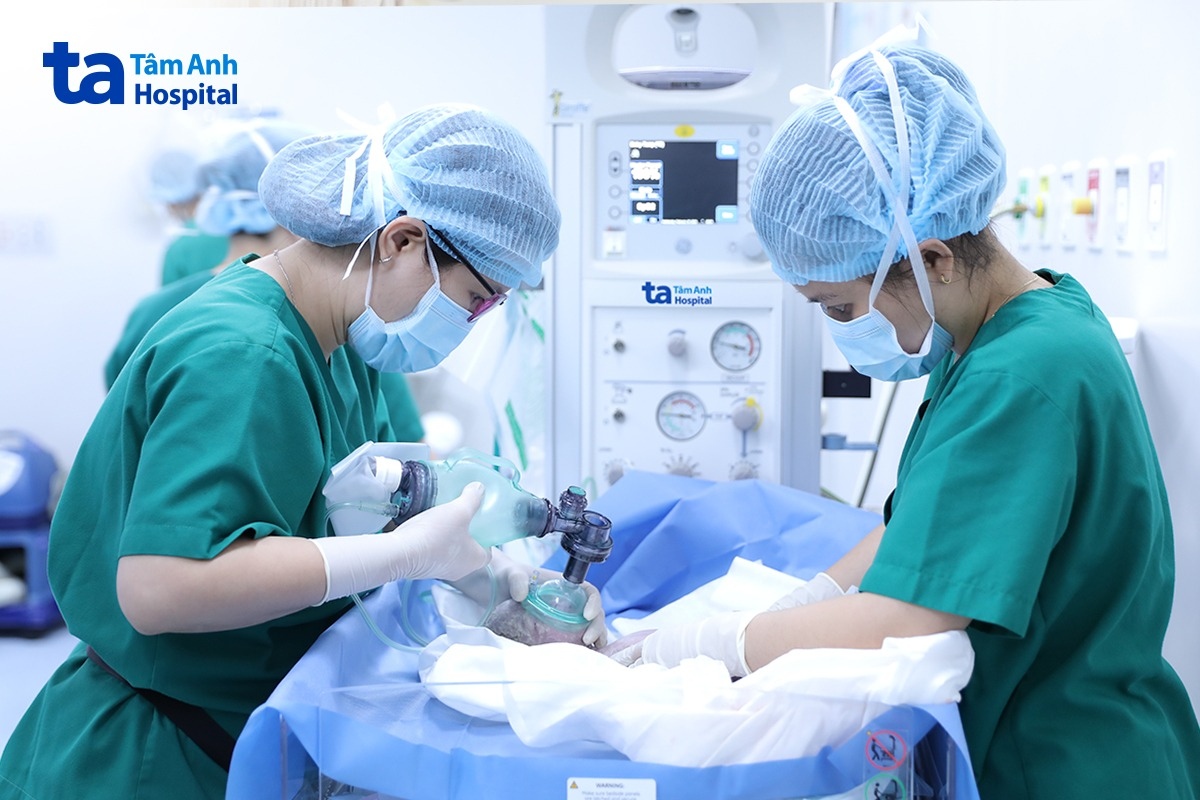 êkíp bác sĩ sơ sinh hồi sức tích cực cho bé ngay tại phòng sinh
