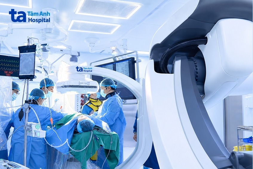 Êkíp can thiệp tái thông động mạch vành tắc mạn tính cho người bệnh