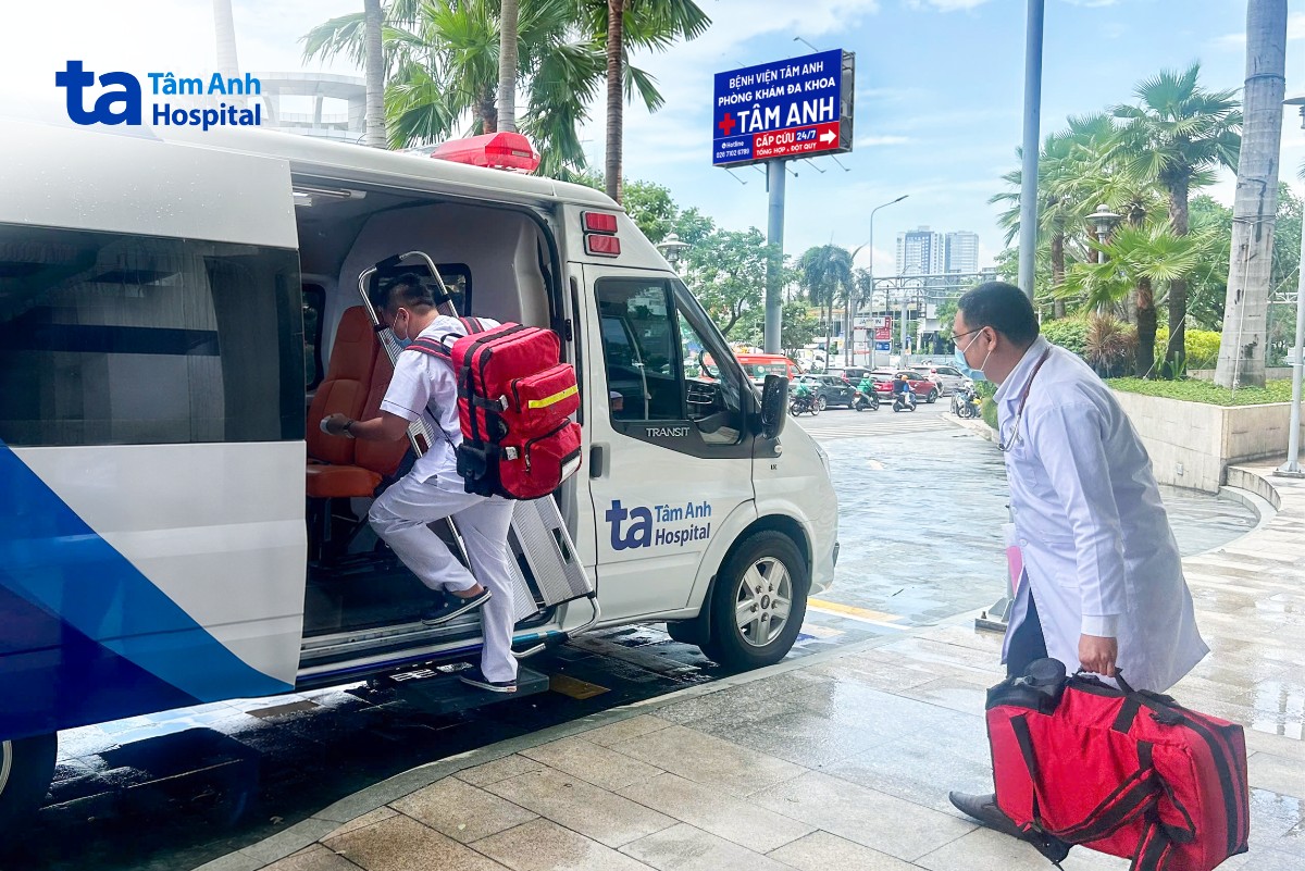 Êkíp cấp cứu lập tức lên đường di chuyển đến nhà người bệnh