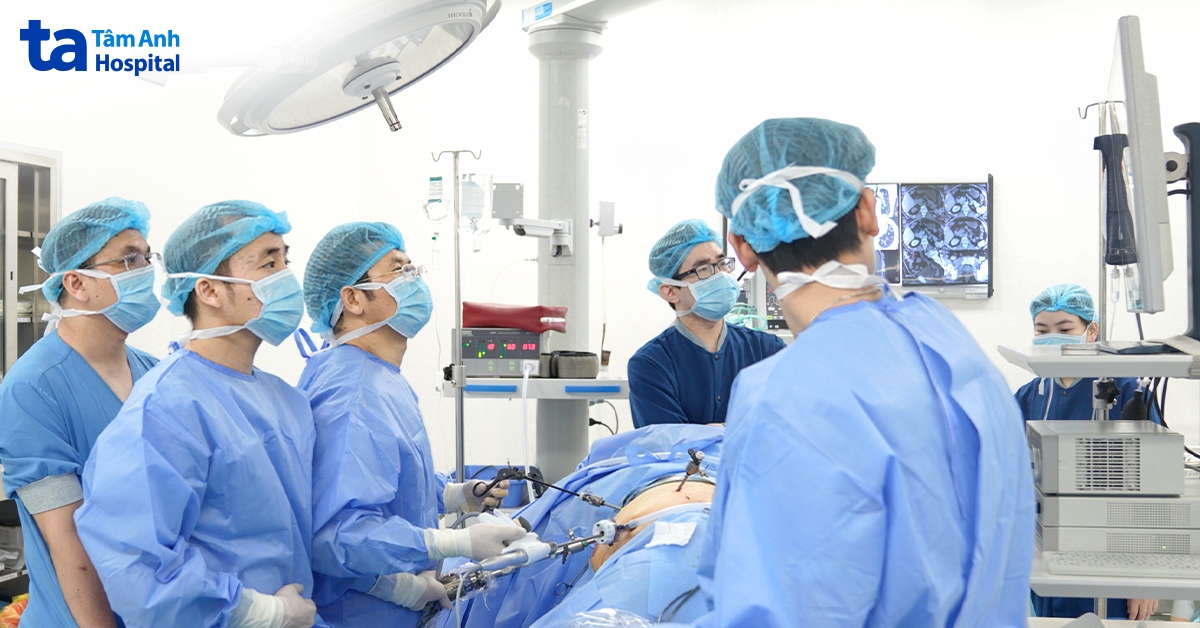 Êkíp phẫu thuật cắt khối u tủy tuyến thượng thận cho người bệnh