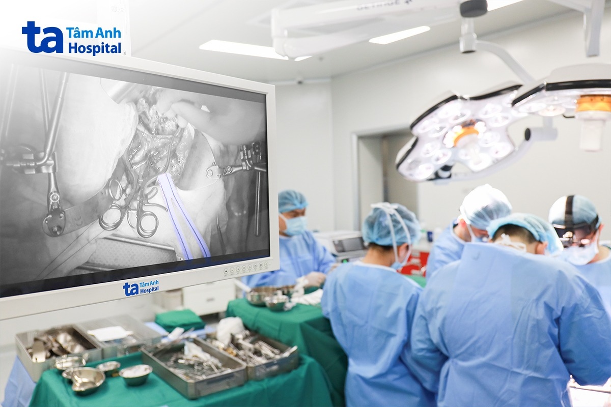 Êkíp phẫu thuật thay đoạn động mạch chủ phình bằng mạch máu nhân tạo