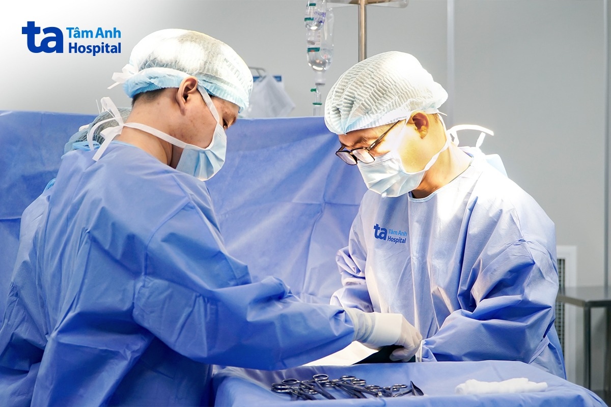êkíp sản khoa mổ lấy thai cho sản phụ