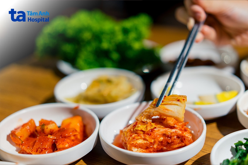 Kim Chi Cải Thảo Được Gắp Bằng Đũa Trong Bữa Ăn.