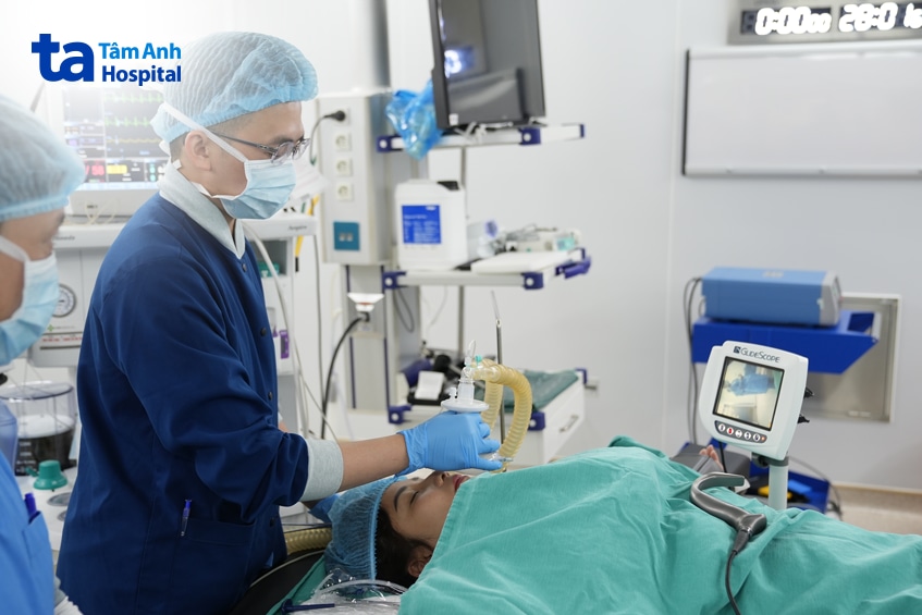 Bác sĩ gây mê đặt nội khí quản cho người bệnh trước phẫu thuật.