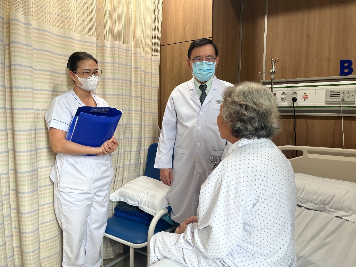 Giáo sư Nhân kiểm tra sức khỏe bệnh nhân trước khi xuất viện
