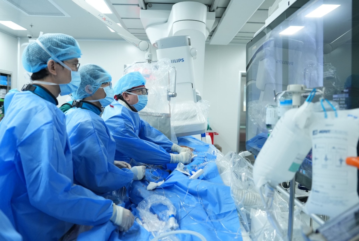 Giáo sư Nhân (ngoài cùng bên phải) can thiệp TAVI với kỹ thuật stent “ống khói” (chimney technique)