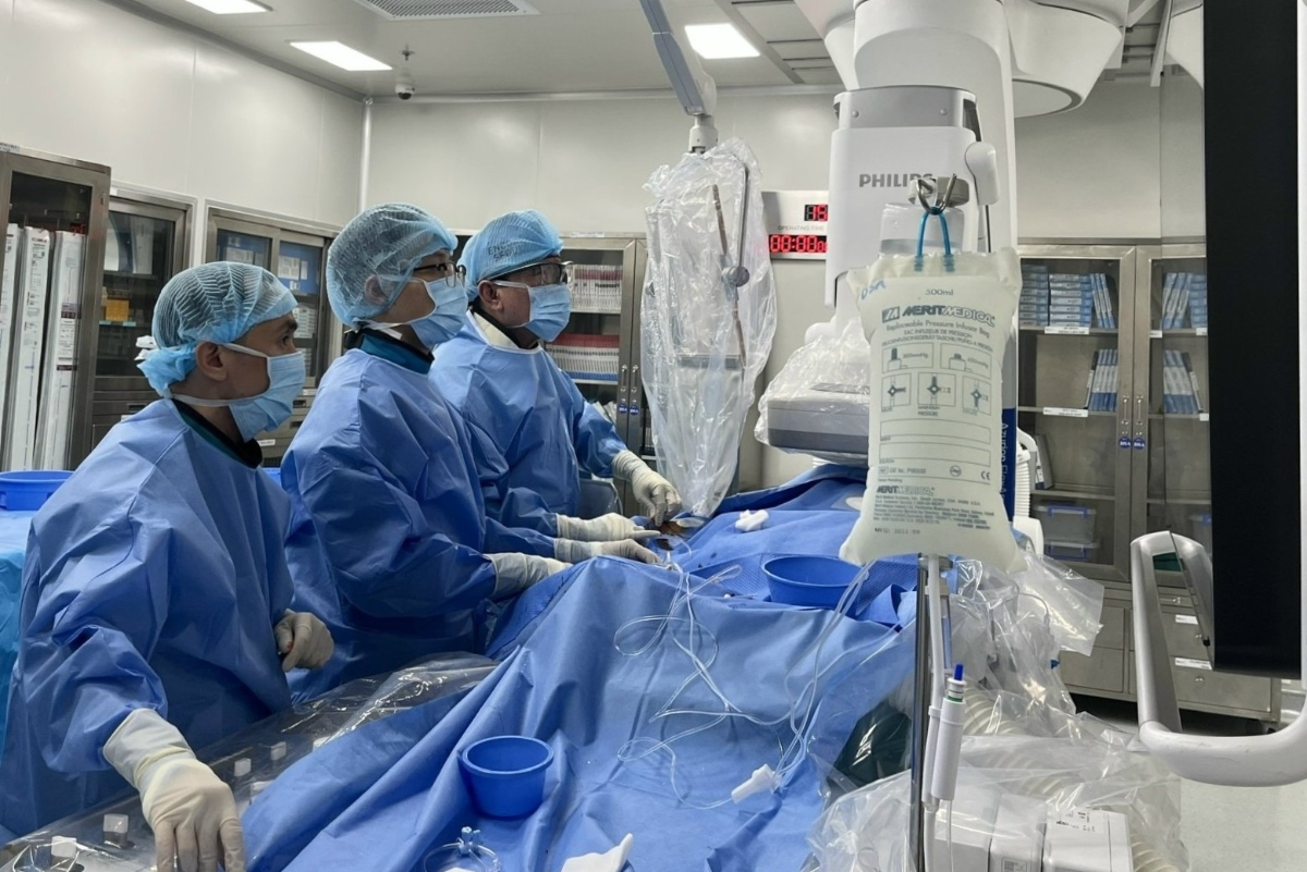 Giáo sư Nhân (ngoài cùng bên phải) cùng ê kíp đặt stent nong 3 mạch máu tim cho bệnh nhân