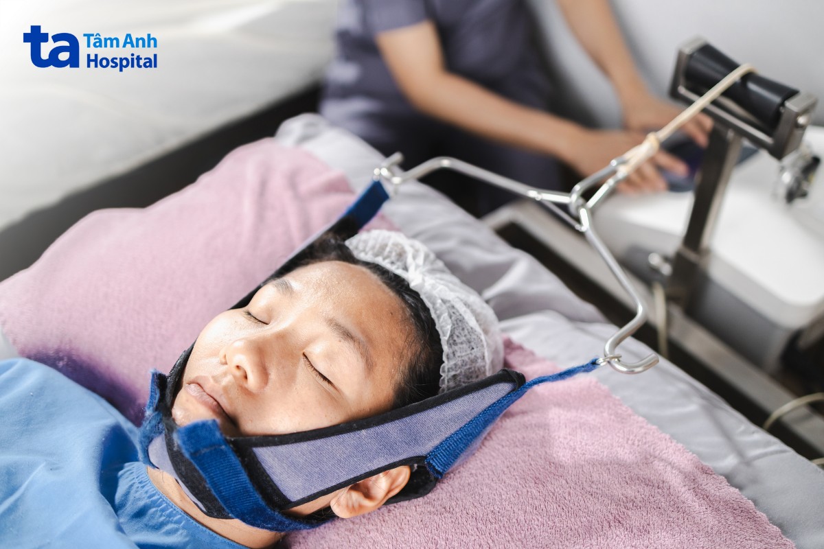 kéo giãn cột sống cổ bằng máy