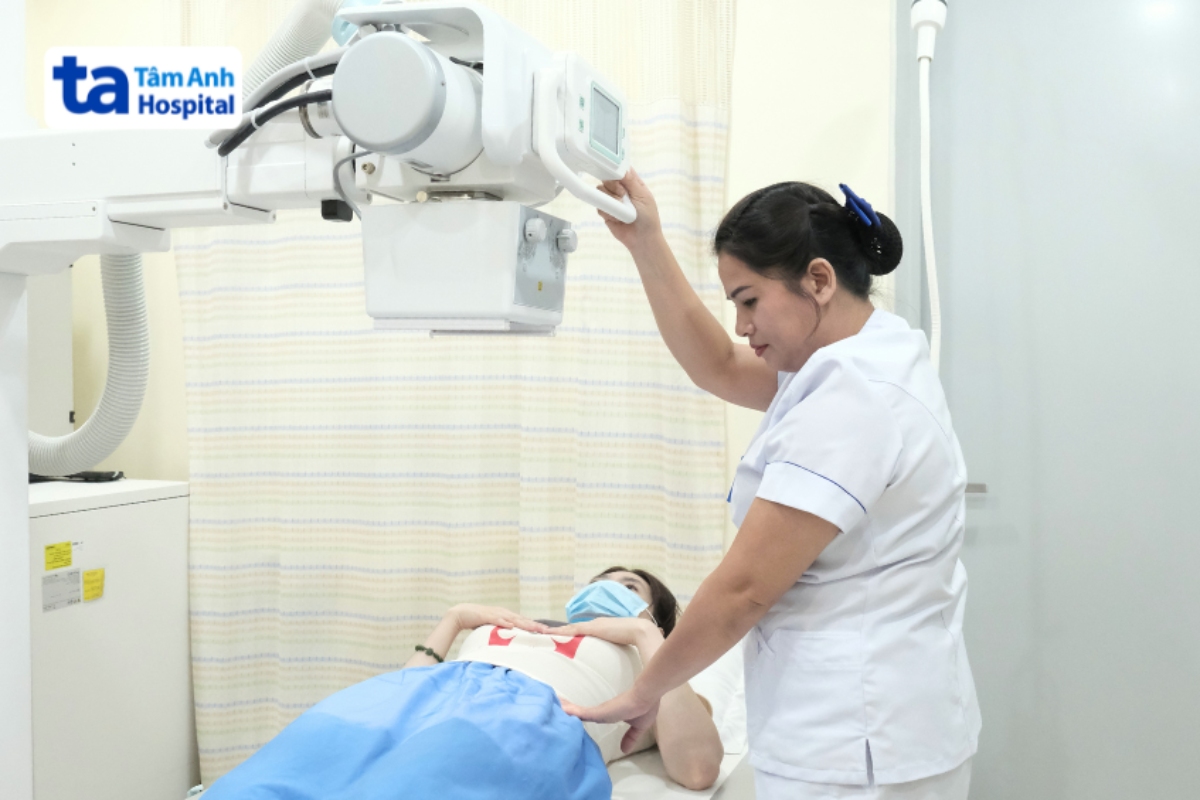 Khách Hàng Chụp X Quang Đại Tràng