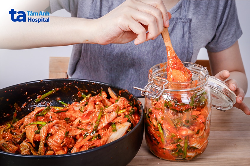 Người Đang Cho Kim Chi Vừa Trộn Gia Vị Vào Hũ Thủy Tinh.