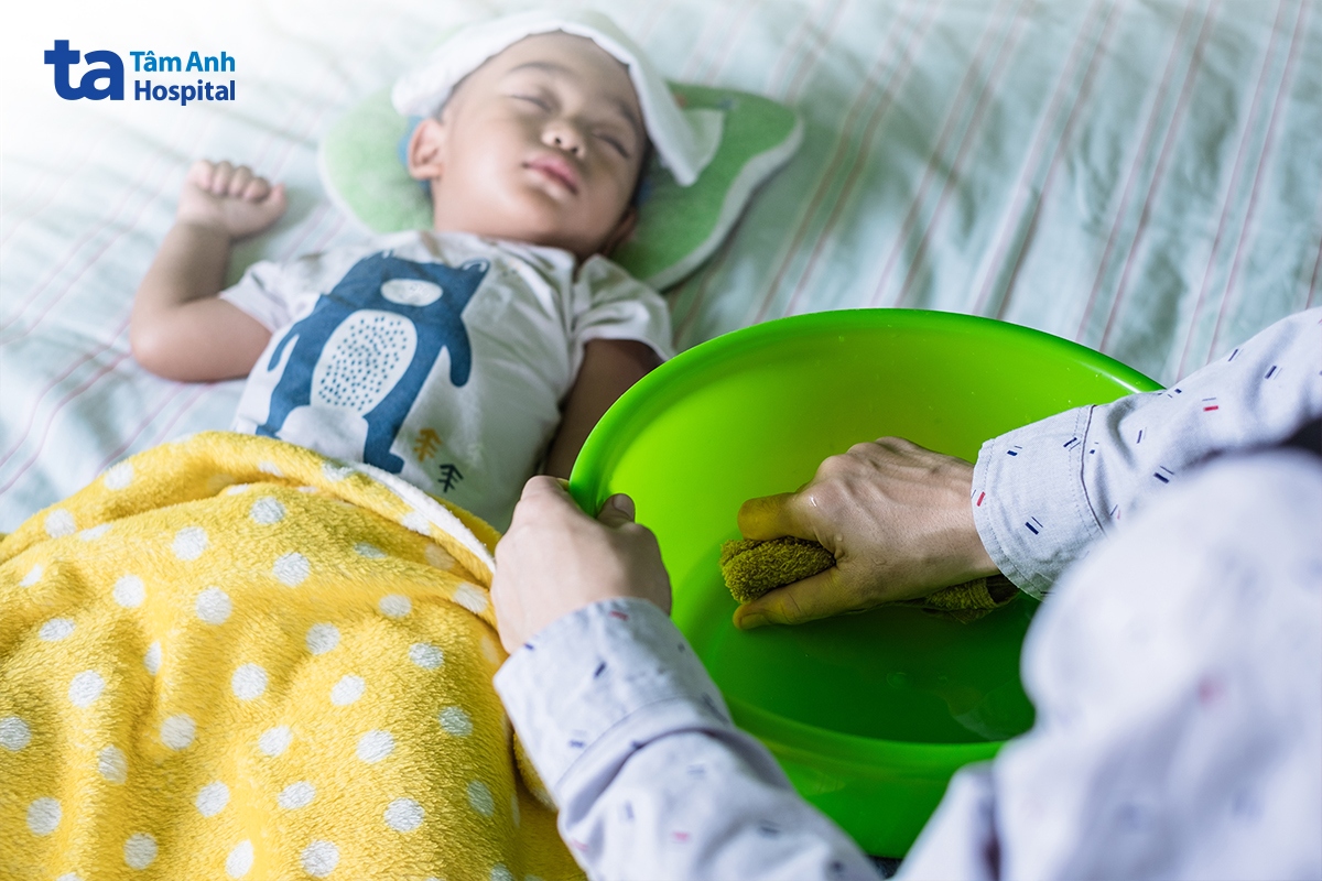 lau mát bằng nước ấm giúp hỗ trợ hạ sốt an toàn cho trẻ nhỏ