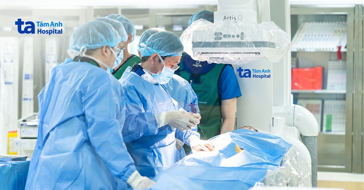Lồng 3 stent khơi thông “ngã ba” động mạch tắc hẹp