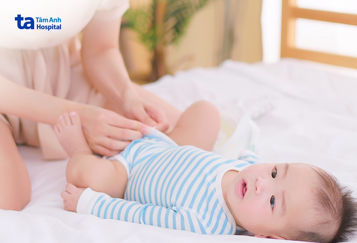 mặc quần áo thoáng mát và duy trì nhiệt độ phòng phù hợp