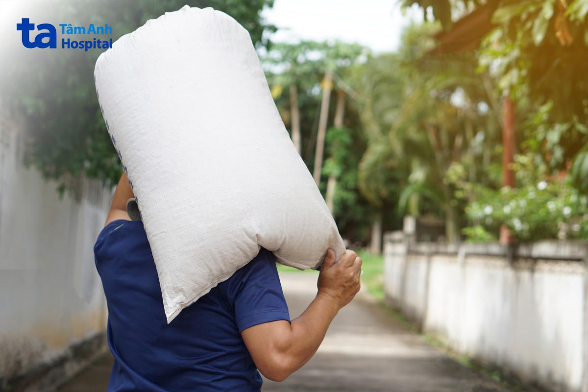 Mang Vác Nặng Gây Thoái Hóa Cột Sống M47