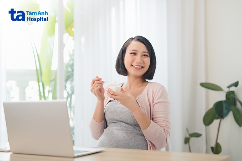 Mẹ Bầu Ngồi Tại Bàn Và Dùng Món Ăn Trong Không Gian Tại Nhà.