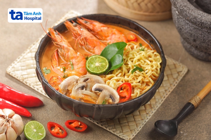 Mẹ bầu cần cân nhắc kỹ trước khi ăn mì cay trong thai kỳ.