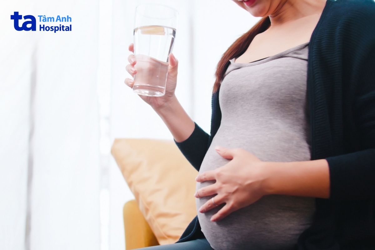 mẹ bầu nên bổ sung nhiều nước và điện giải