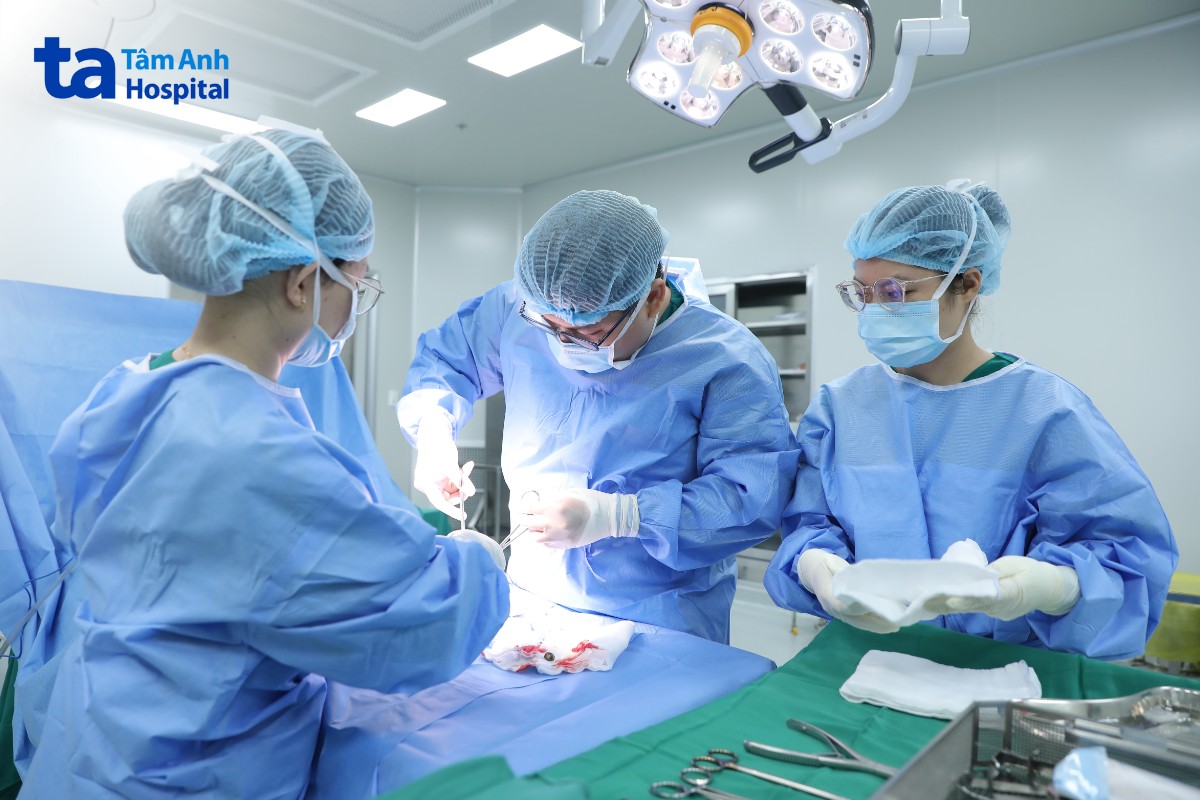 Mổ hở là phương pháp phẫu thuật truyền thống từ lâu đời Mổ hở là phương pháp phẫu thuật truyền thống từ lâu đời