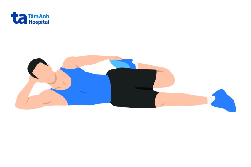 nằm kéo giãn cơ tứ đùi cho người viêm khớp dạng thấp