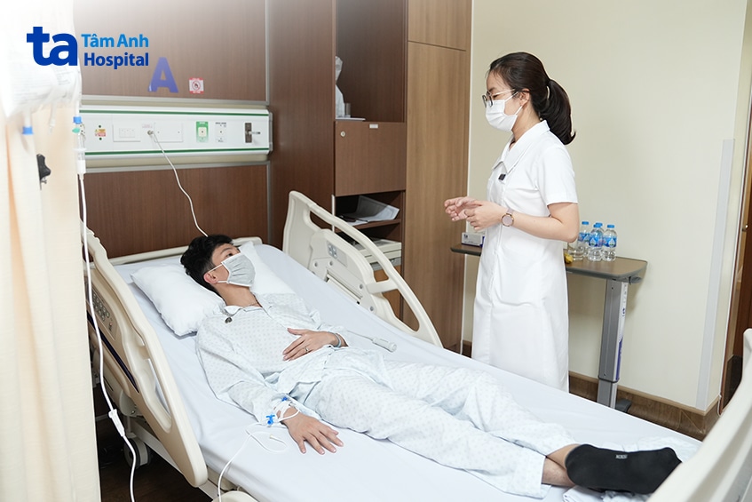 Người bệnh nằm viện và trao đổi với nhân viên y tế.