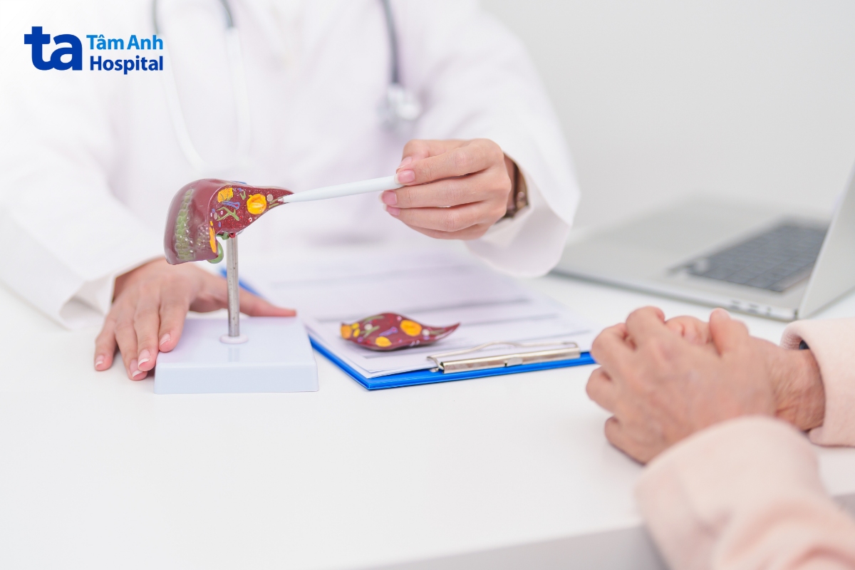 người bệnh trao đổi với bác sĩ