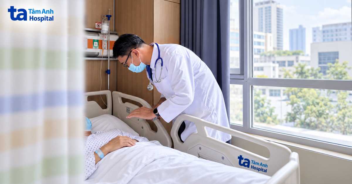 Người đàn ông bị sốt ve mò sau chuyến đi chơi
