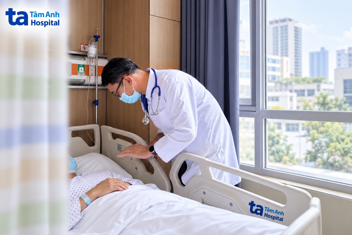 Người đàn ông bị sốt ve mò sau chuyến đi chơi