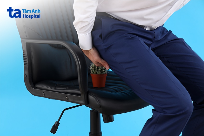 Người đàn ông khó chịu khi ngồi do đau vùng hậu môn.