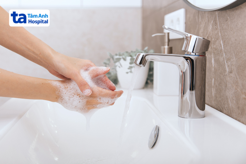 người lớn cần rửa tay đúng cách trước và sau khi chăm sóc trẻ bị tay chân miệng