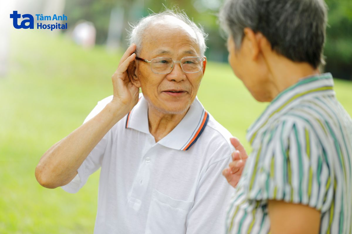 người lớn tuổi bị đái tháo đường gặp khó khăn khi nghe do biến chứng suy giảm thính lực