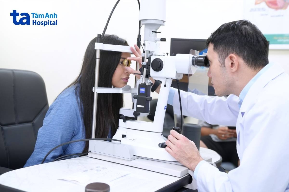 người mới mổ mắt cận xong có đi máy bay được không