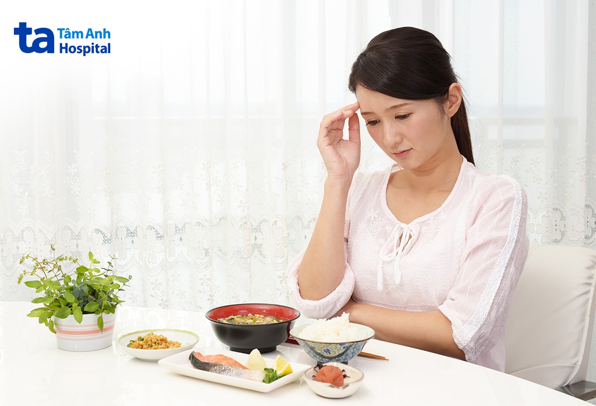 Người phụ nữ mệt mỏi, kém hứng thú với bữa ăn