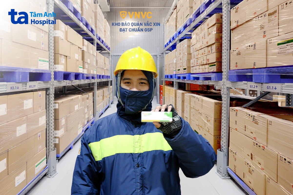 nhân viên bảo quản vắc xin vnvc