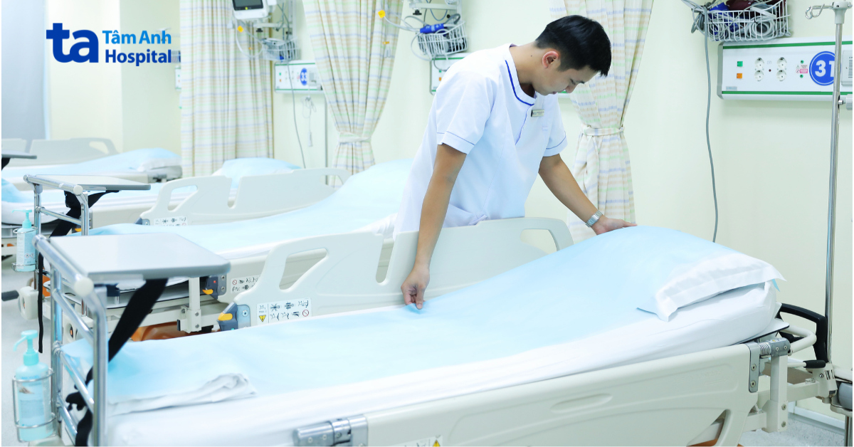 Nhân viên y tế Tâm Anh vệ sinh khu vực nội trú, phòng lây nhiễm chéo