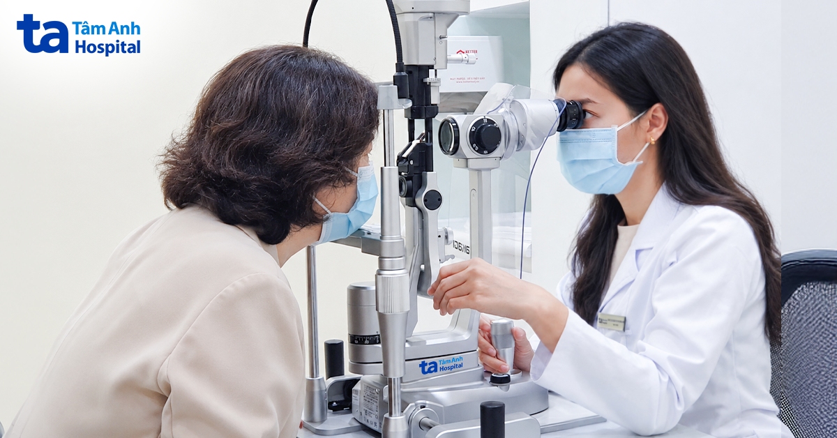 Nhìn thấy mạng nhện trong mắt do viêm màng bồ đào