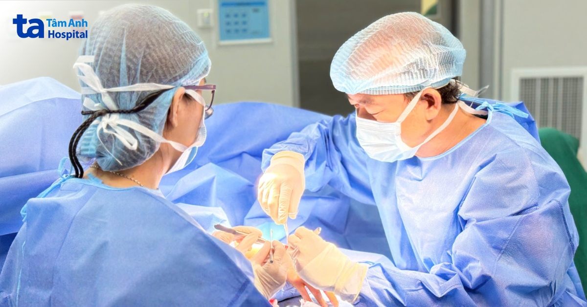 Phát hiện khối u ở cổ tay sau nhiều tháng té ngã