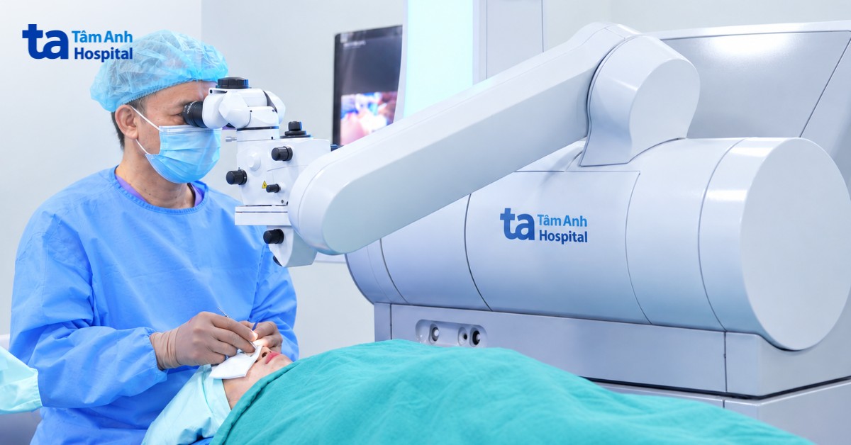 Phẫu thuật “2 trong 1” cho người vừa cận vừa lão thị
