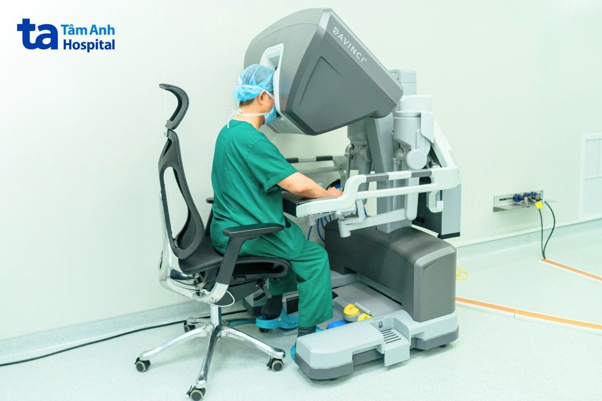 Phẫu thuật viên ngồi tại bàn điều khiển để thao tác chỉ huy Phẫu thuật viên ngồi tại bàn điều khiển để thao tác chỉ huy