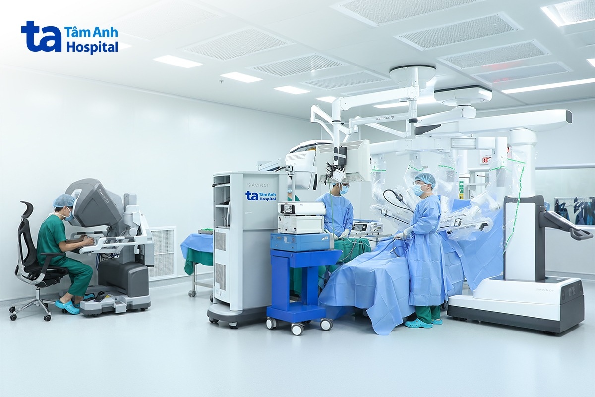 Phó giáo sư Vĩnh (bên trái) cùng êkíp phẫu thuật cắt thùy phổi cho người bệnh