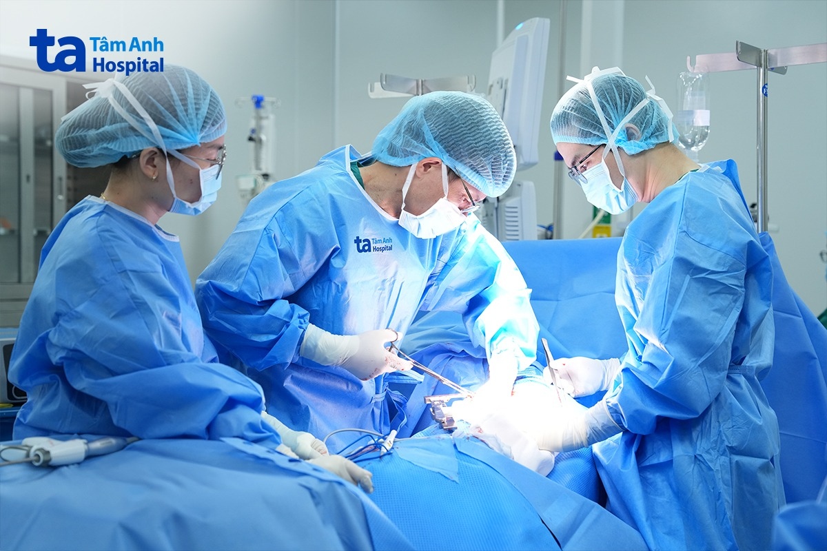 Phó giáo sư Vĩnh (ở giữa) cùng êkíp phẫu thuật cho người bệnh