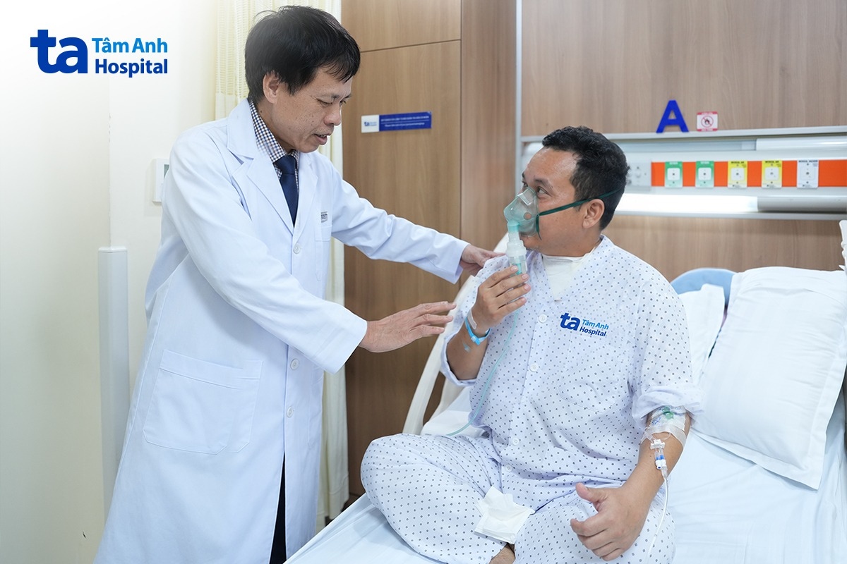 Phó giáo sư Vĩnh thăm khám cho người bệnh sau mổ