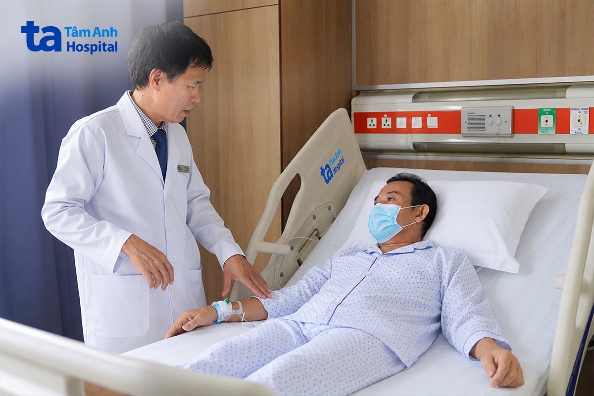 Phó giáo sư Vĩnh thăm khám cho người bệnh sau phẫu thuật