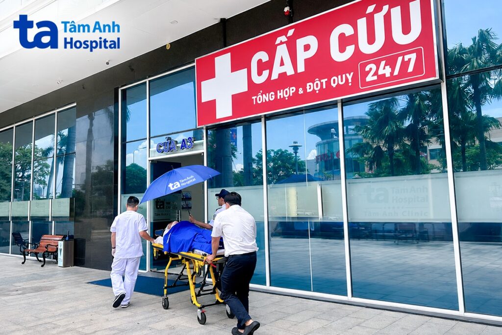 Êkíp Cấp cứu Tâm Anh Quận 7 nhanh chóng đưa chị Cát vào phòng cấp cứu.