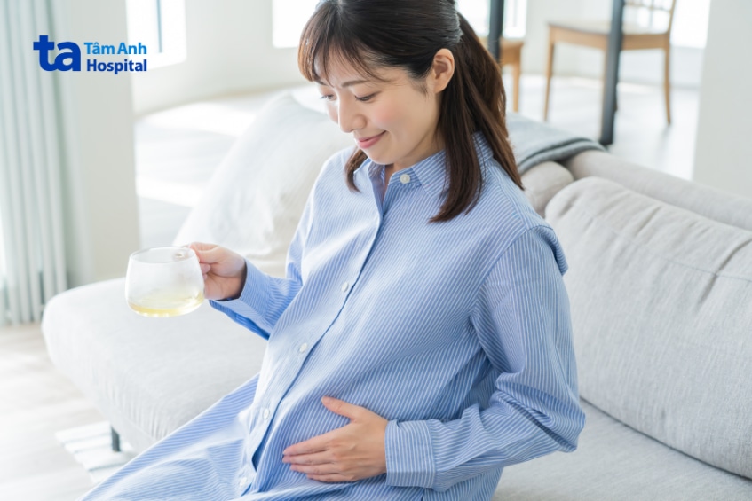 Phụ nữ mang thai có thể uống trà với lượng hợp lý.