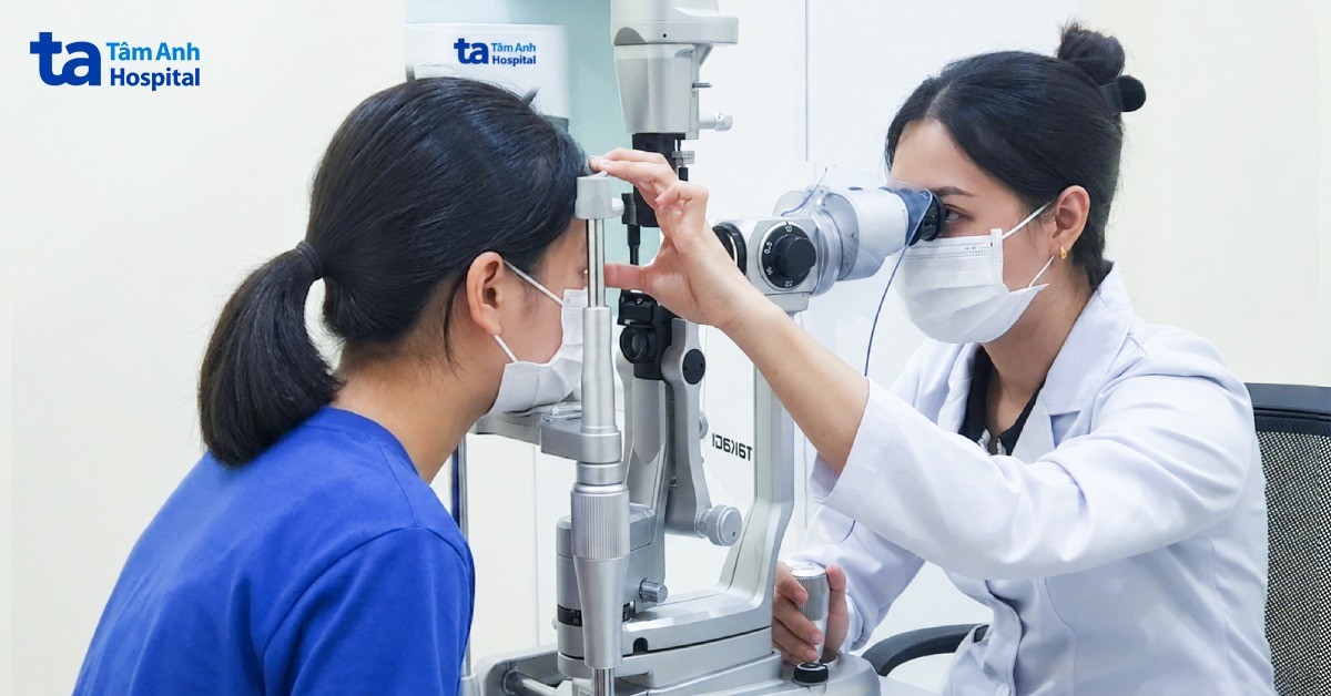 Rách võng mạc do dây cáp điện thoại quất vào mắt