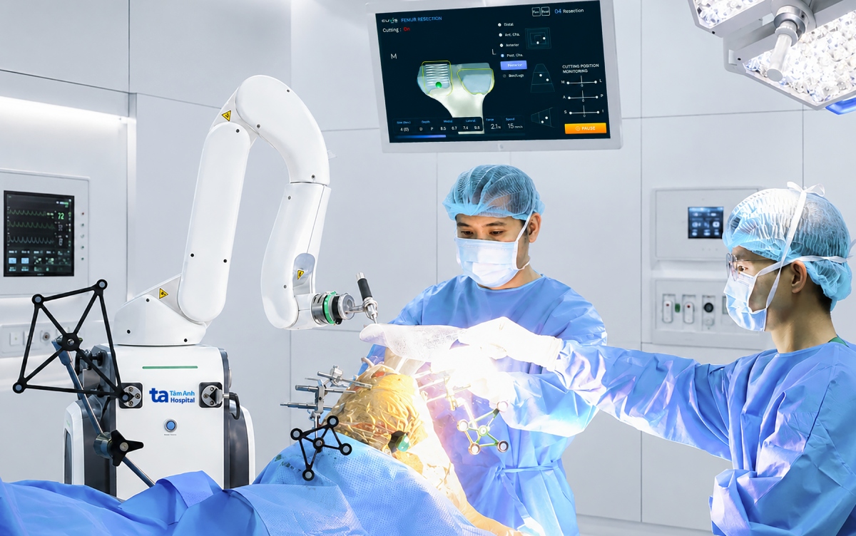 Bác sĩ Khoa thay khớp gối cho người bệnh với sự hỗ trợ của robot CUVIS-Joint.